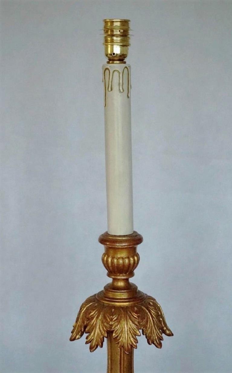 Sculpté à la main Torchère d'église italienne du 18ème siècle en bois doré sculpté transformée en lampadaire en vente