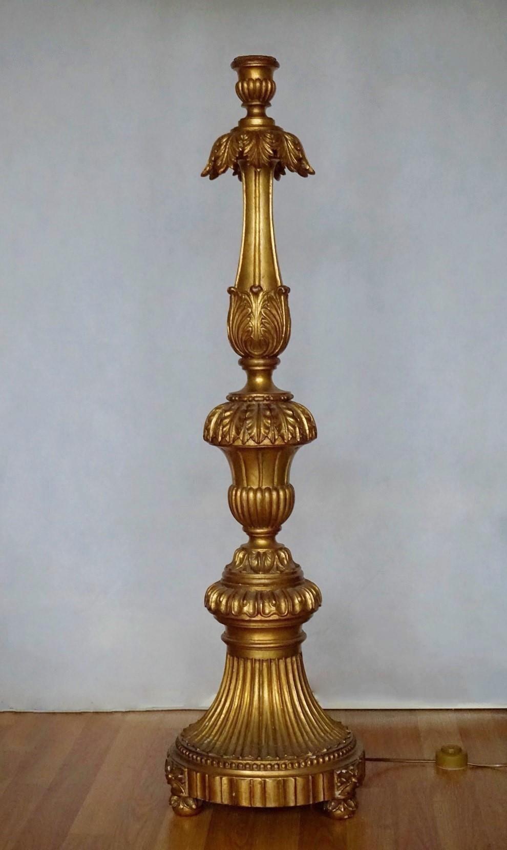 Soie Torchère d'église italienne du 18ème siècle en bois doré sculpté transformée en lampadaire en vente