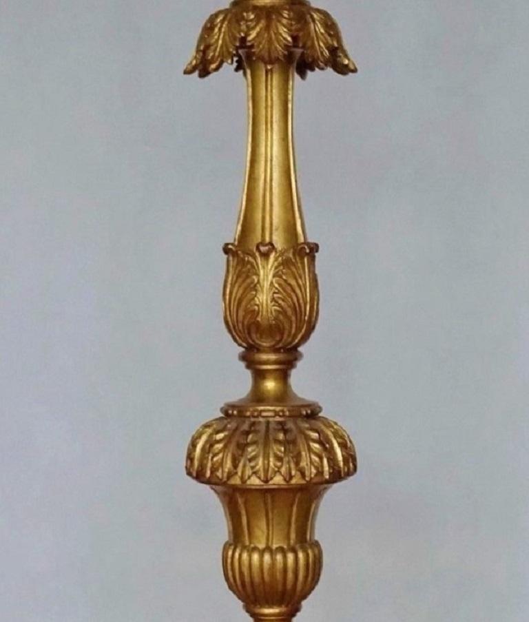 Italienische geschnitzte Kirchentorchree aus vergoldetem Holz, umgewandelt in Stehlampe, 18. Jahrhundert im Angebot 2