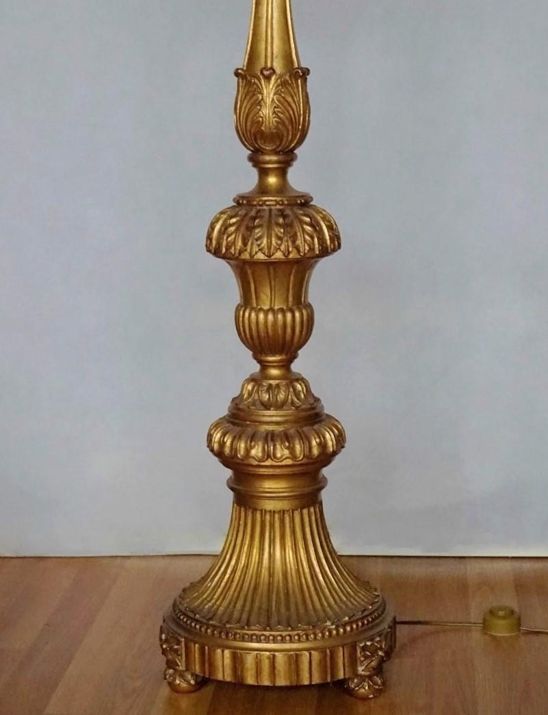 Torchère d'église italienne du 18ème siècle en bois doré sculpté transformée en lampadaire en vente 2