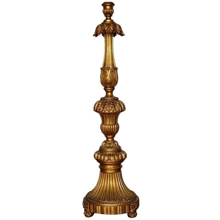 Italienische geschnitzte Kirchentorchree aus vergoldetem Holz, umgewandelt in Stehlampe, 18. Jahrhundert im Angebot