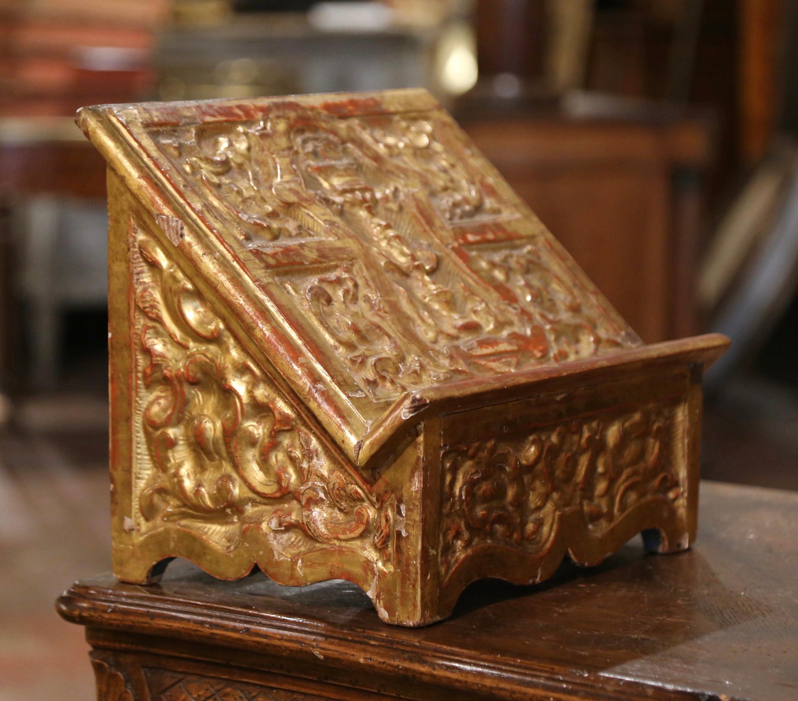 Coloca tu Biblia en este elegante atril antiguo. Fabricado en Italia hacia 1780, el atril se asienta sobre cuatro patas sobre un delantal festoneado, y presenta detalles tallados a mano en los cuatro lados. El diseño del atril incluye un medallón