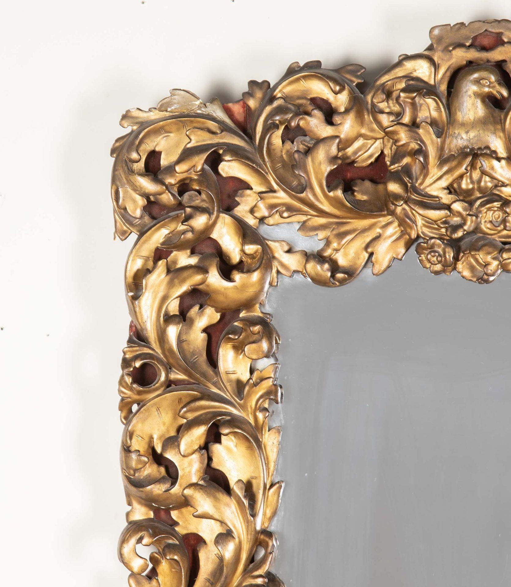 Espejo italiano del siglo XVIII tallado en madera dorada Neoclásico en venta