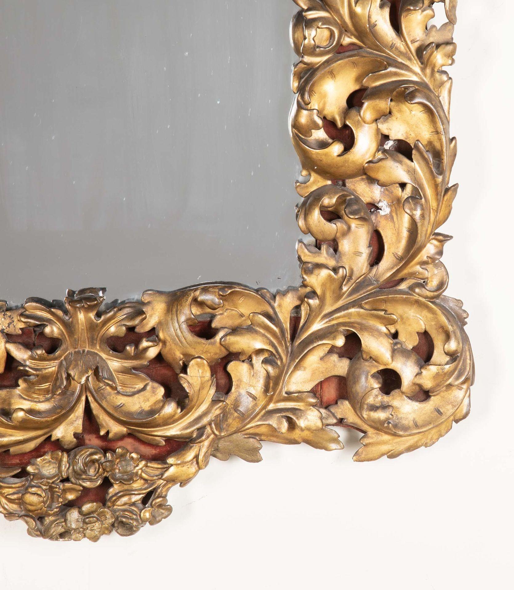 Espejo italiano del siglo XVIII tallado en madera dorada Italiano en venta