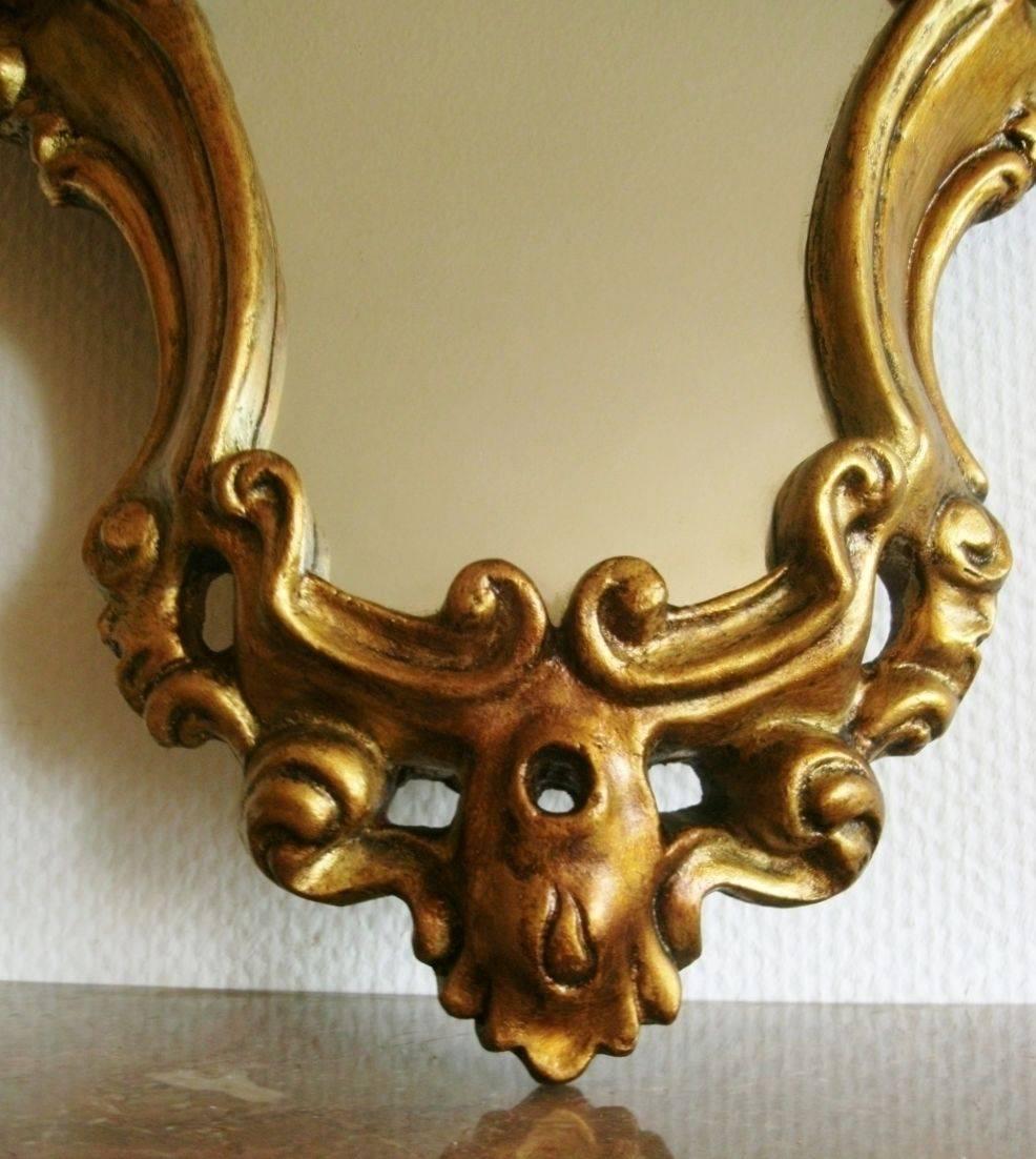Intagliato a mano Specchio in legno dorato intagliato del XVIII secolo in vendita