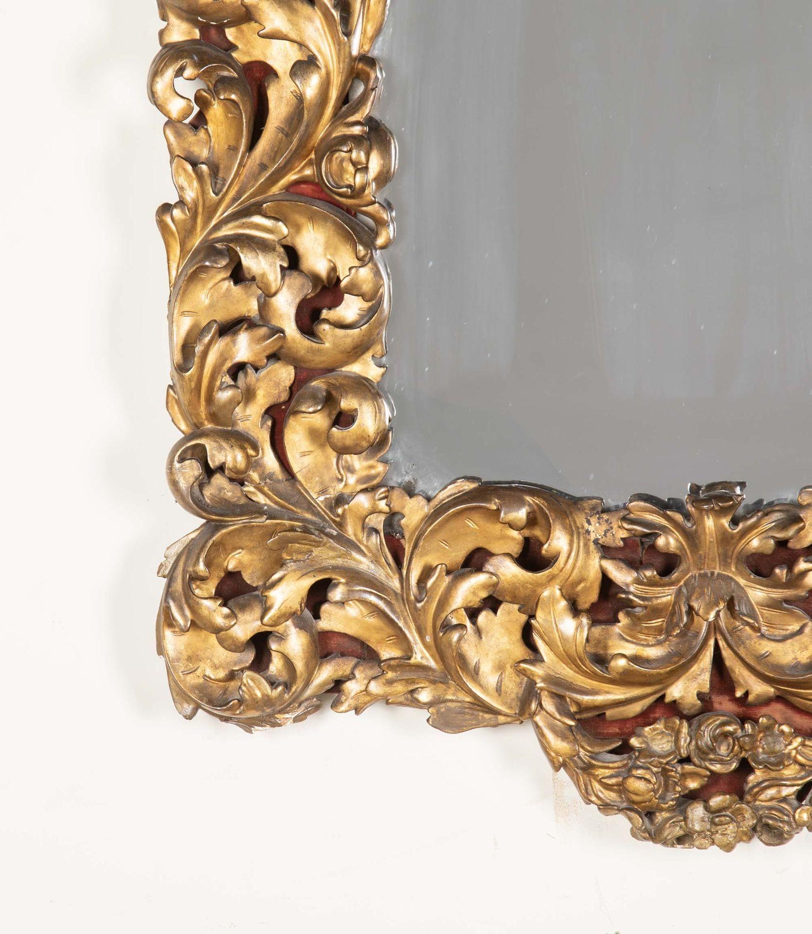 Espejo italiano del siglo XVIII tallado en madera dorada en Bueno estado para la venta en Gloucestershire, GB