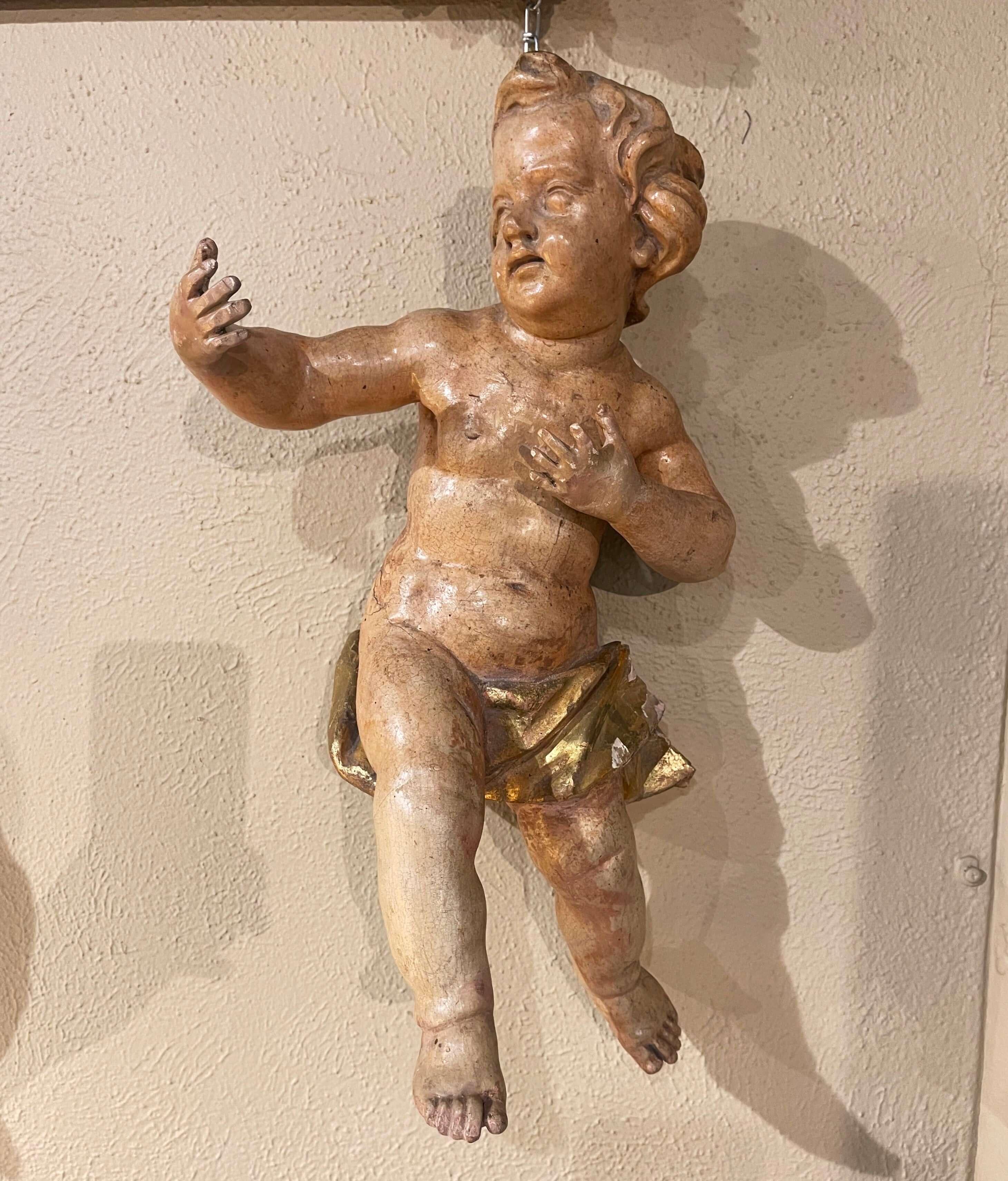 Polychrome italienische geschnitzte Cherub-Skulptur aus vergoldetem Holz aus dem 18. Jahrhundert im Zustand „Gut“ im Angebot in Dallas, TX