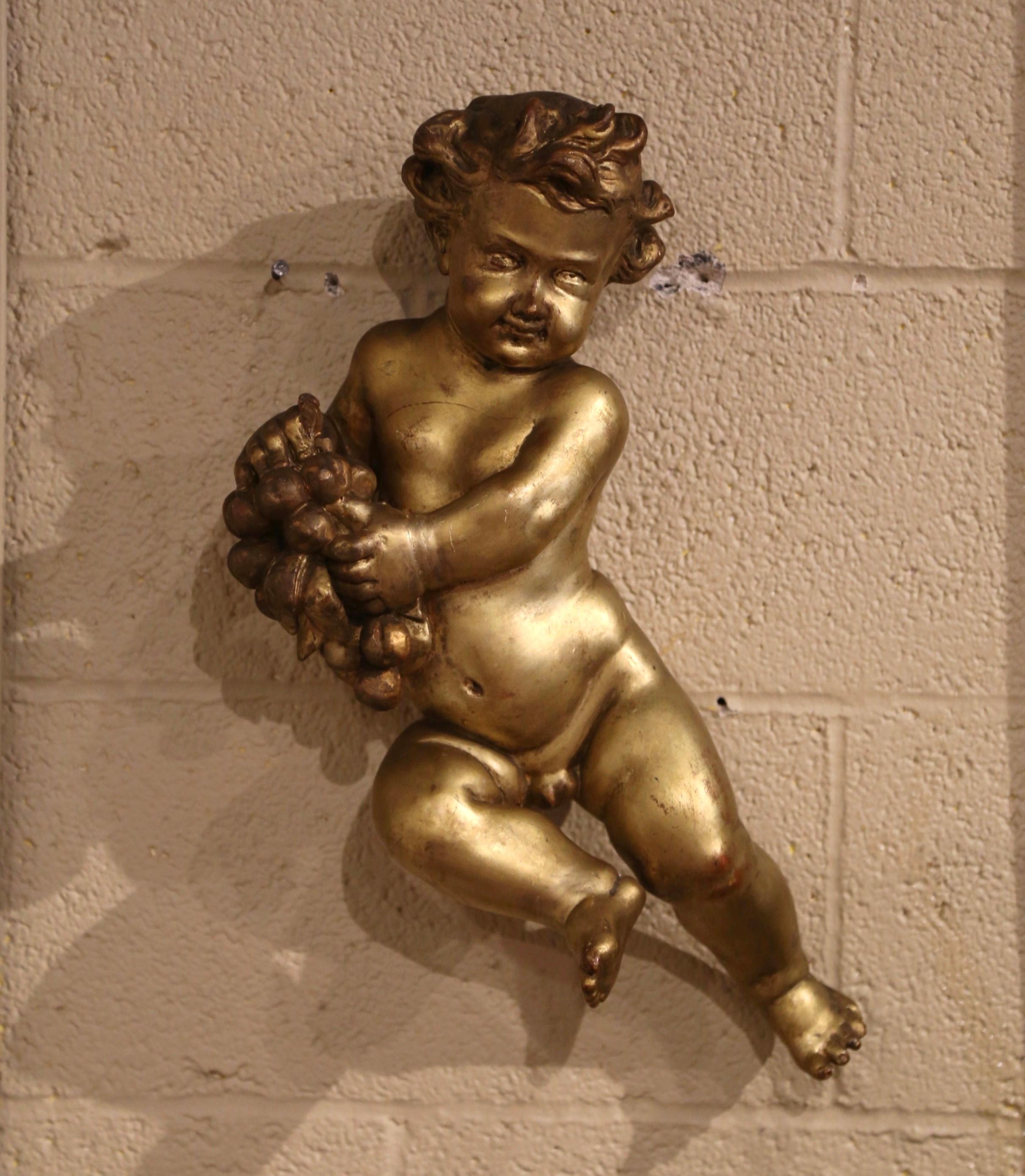 18th Century Italian Carved Giltwood Putti Cherub Wall Sculpture Holding Grapes In Excellent Condition In Dallas, TX