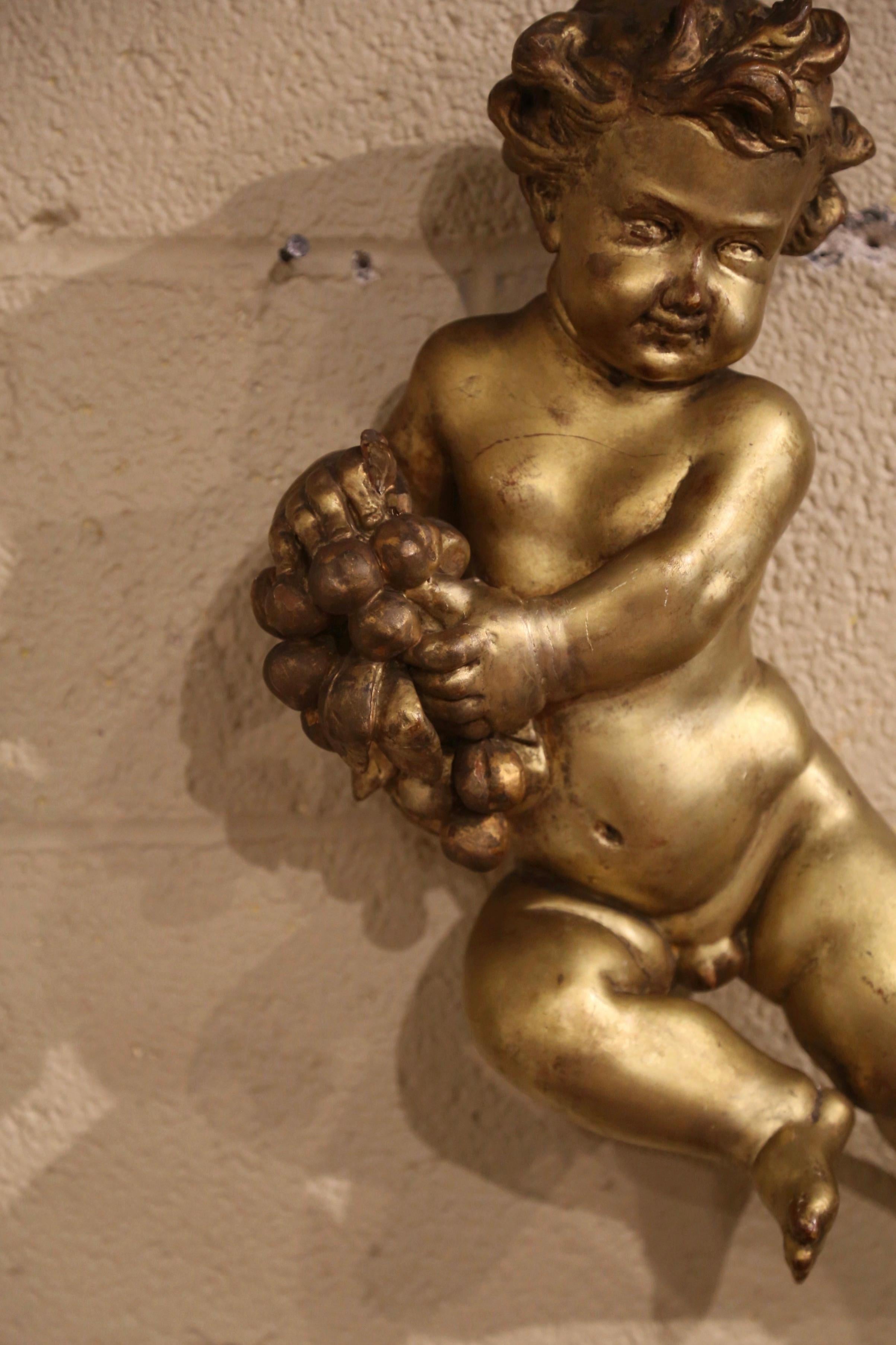 18. Jahrhundert Italienisch geschnitzt Giltwood Putti Cherub Wandskulptur hält Trauben (Vergoldetes Holz) im Angebot