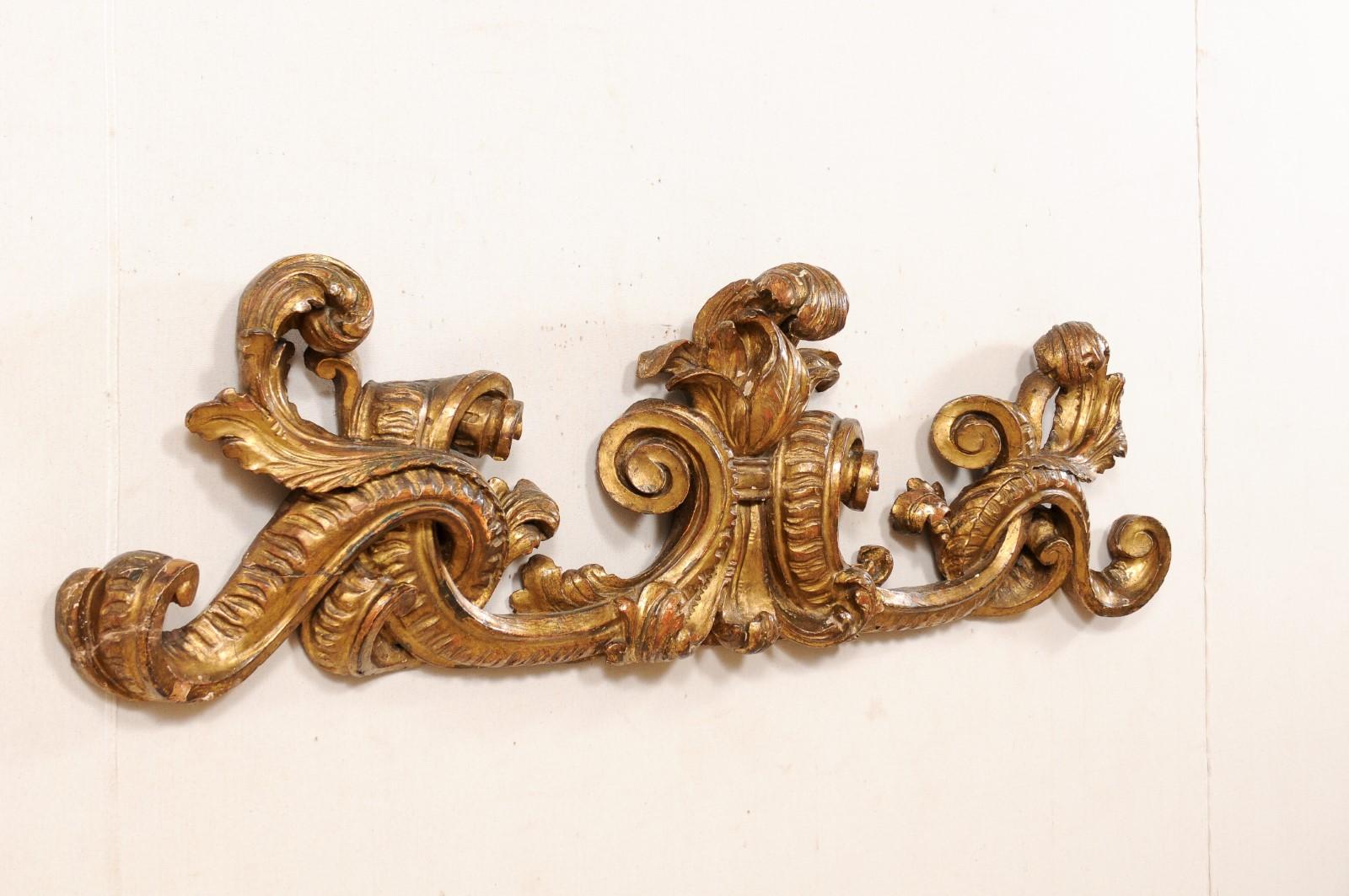 18th Century Italian Carved Giltwood Wall Fragment Adorned with Acanthus Leaves 5