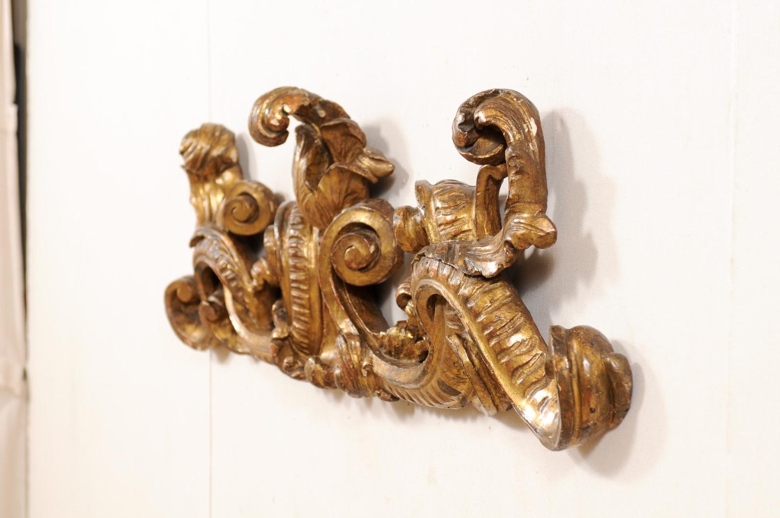 18th Century Italian Carved Giltwood Wall Fragment Adorned with Acanthus Leaves 6