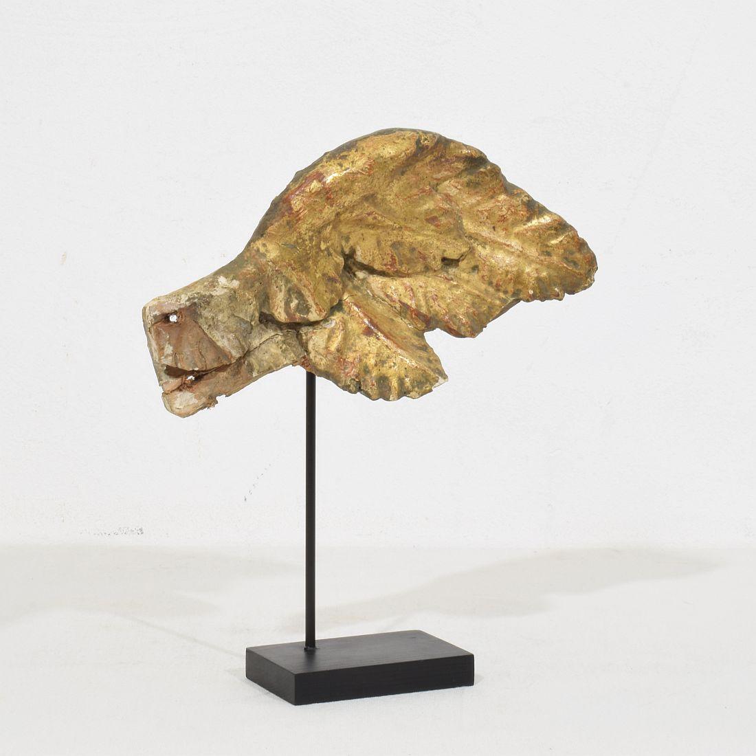 Barocco Ala di angelo barocco in legno dorato intagliato del XVIII secolo in vendita