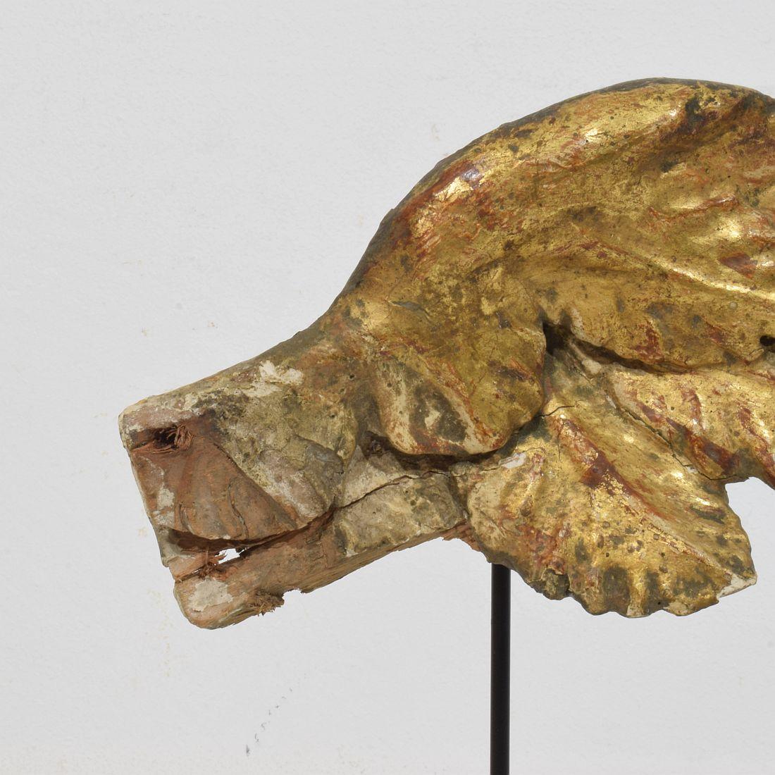 Legno Ala di angelo barocco in legno dorato intagliato del XVIII secolo in vendita