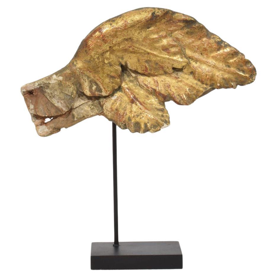Ala di angelo barocco in legno dorato intagliato del XVIII secolo in vendita