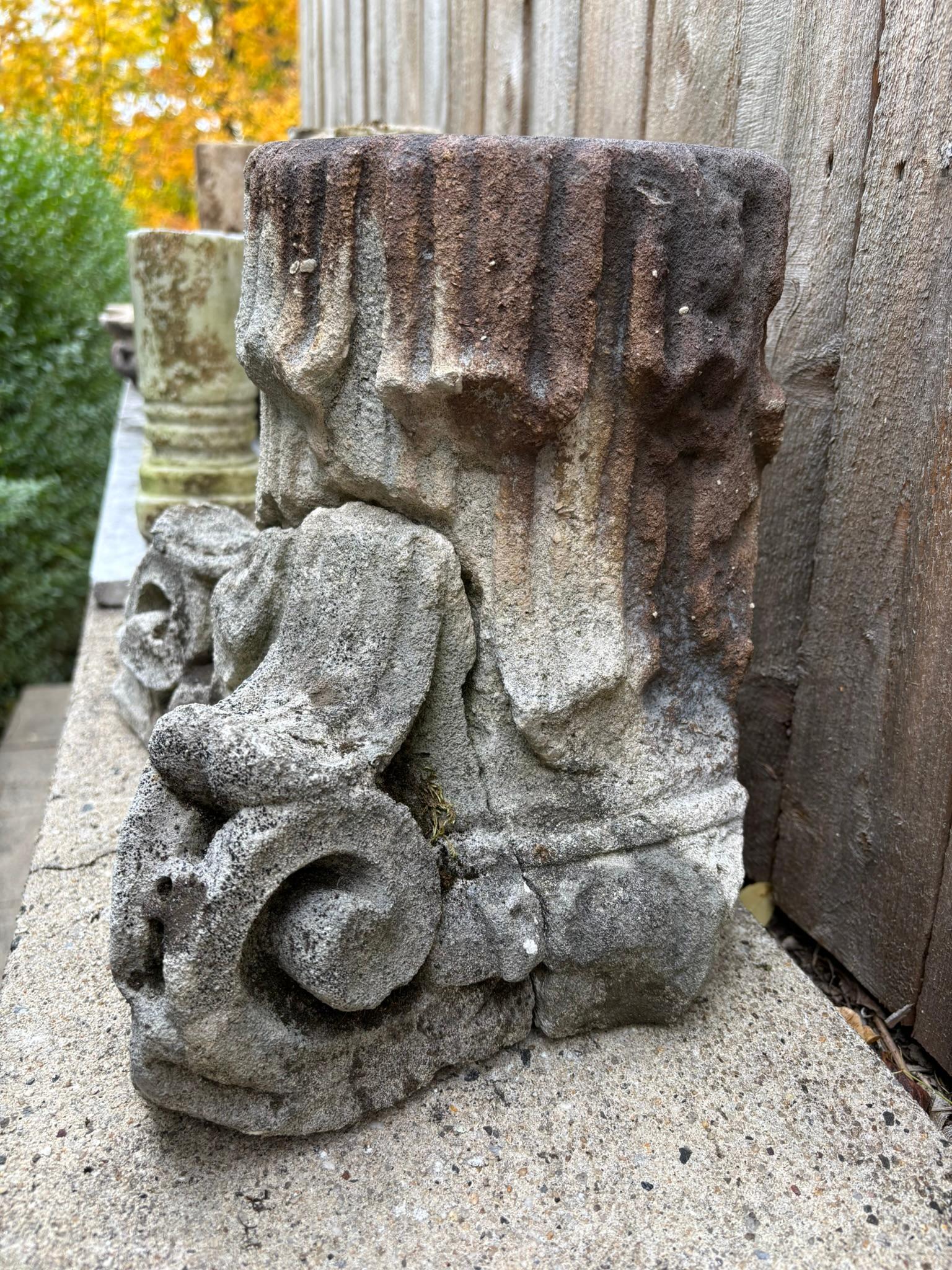 Chapiteau corinthien italien en pierre calcaire sculptée du 18e siècle en vente 4