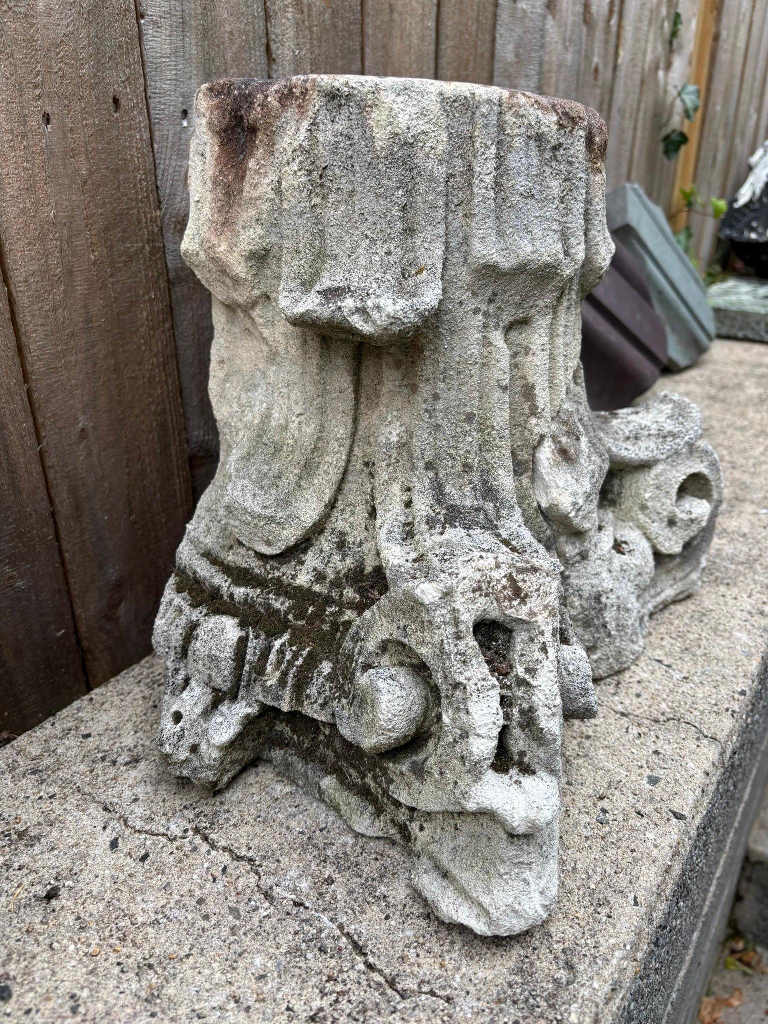 Sculpté à la main Chapiteau corinthien italien en pierre calcaire sculptée du 18e siècle en vente