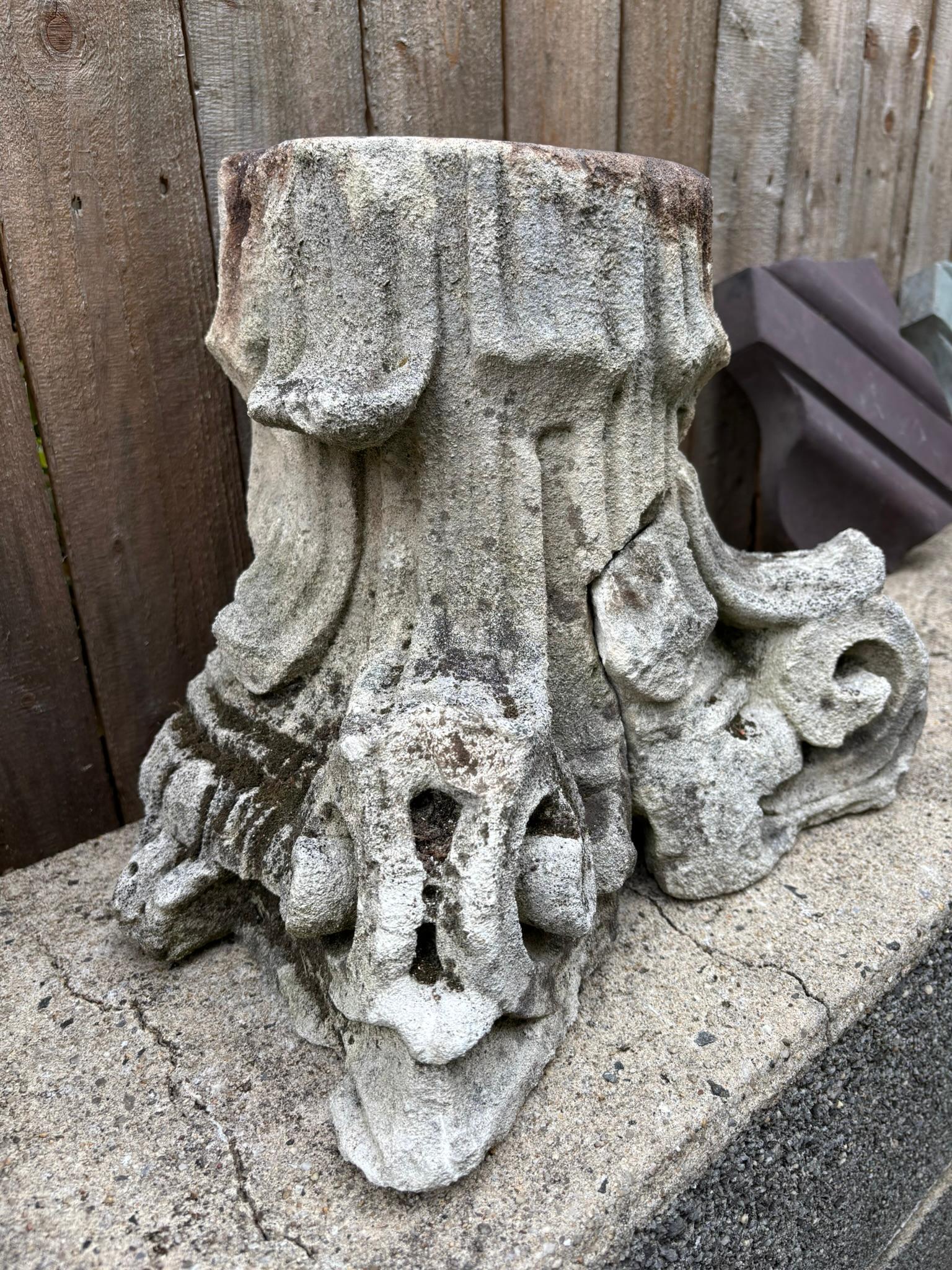 Chapiteau corinthien italien en pierre calcaire sculptée du 18e siècle État moyen - En vente à Stamford, CT