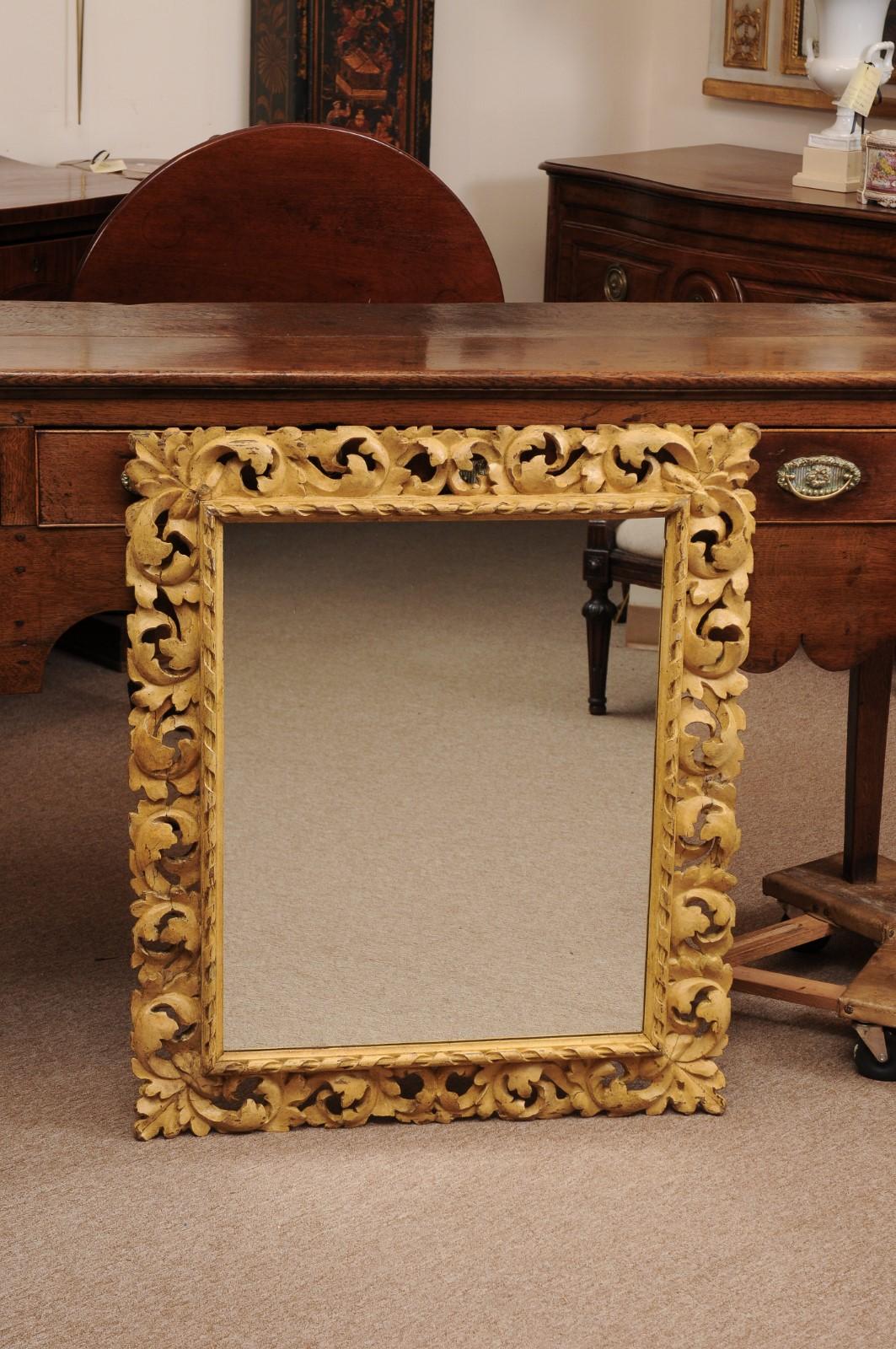 Miroir italien sculpté du 18ème siècle avec motif de feuillage État moyen - En vente à Atlanta, GA
