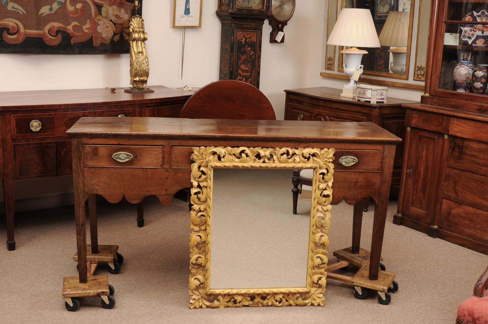 XVIIIe siècle et antérieur Miroir italien sculpté du 18ème siècle avec motif de feuillage en vente