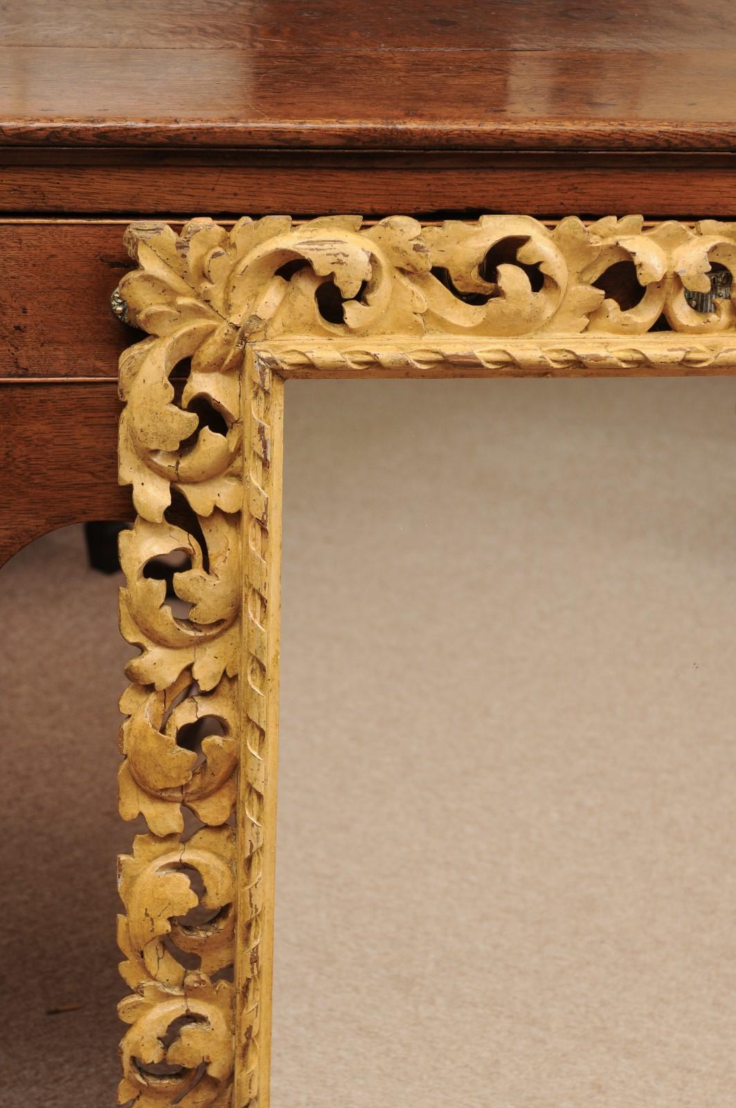 Miroir italien sculpté du 18ème siècle avec motif de feuillage en vente 1
