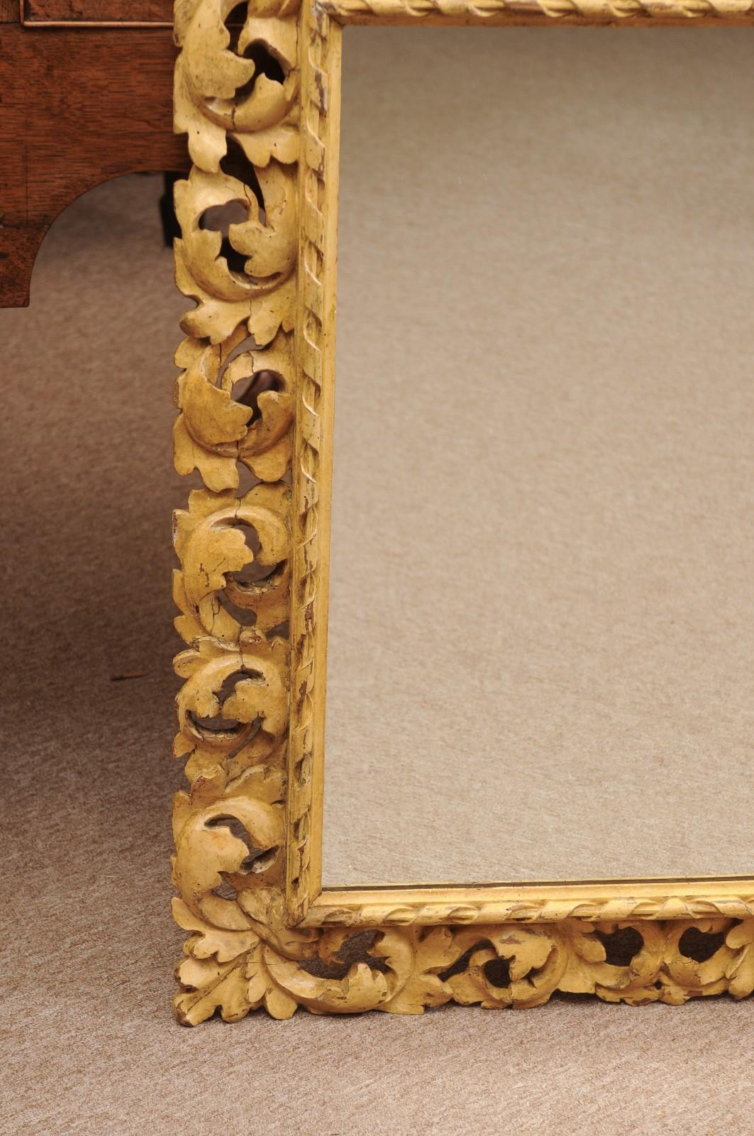 Miroir italien sculpté du 18ème siècle avec motif de feuillage en vente 2