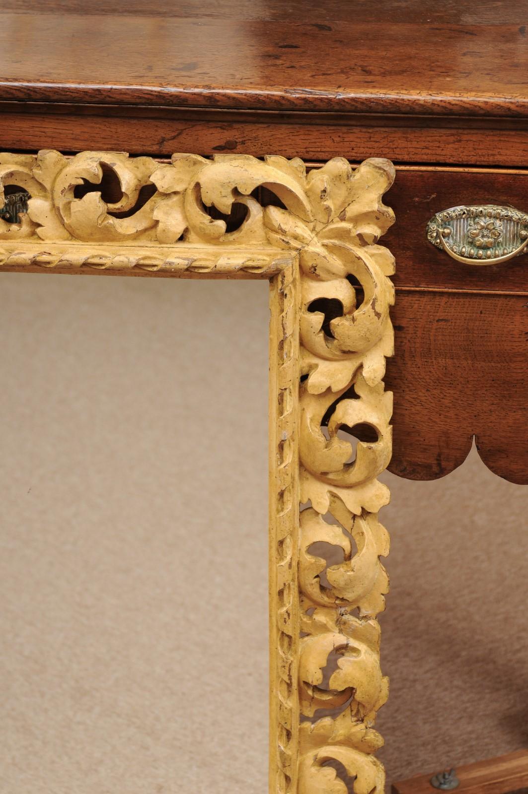 Miroir italien sculpté du 18ème siècle avec motif de feuillage en vente 3