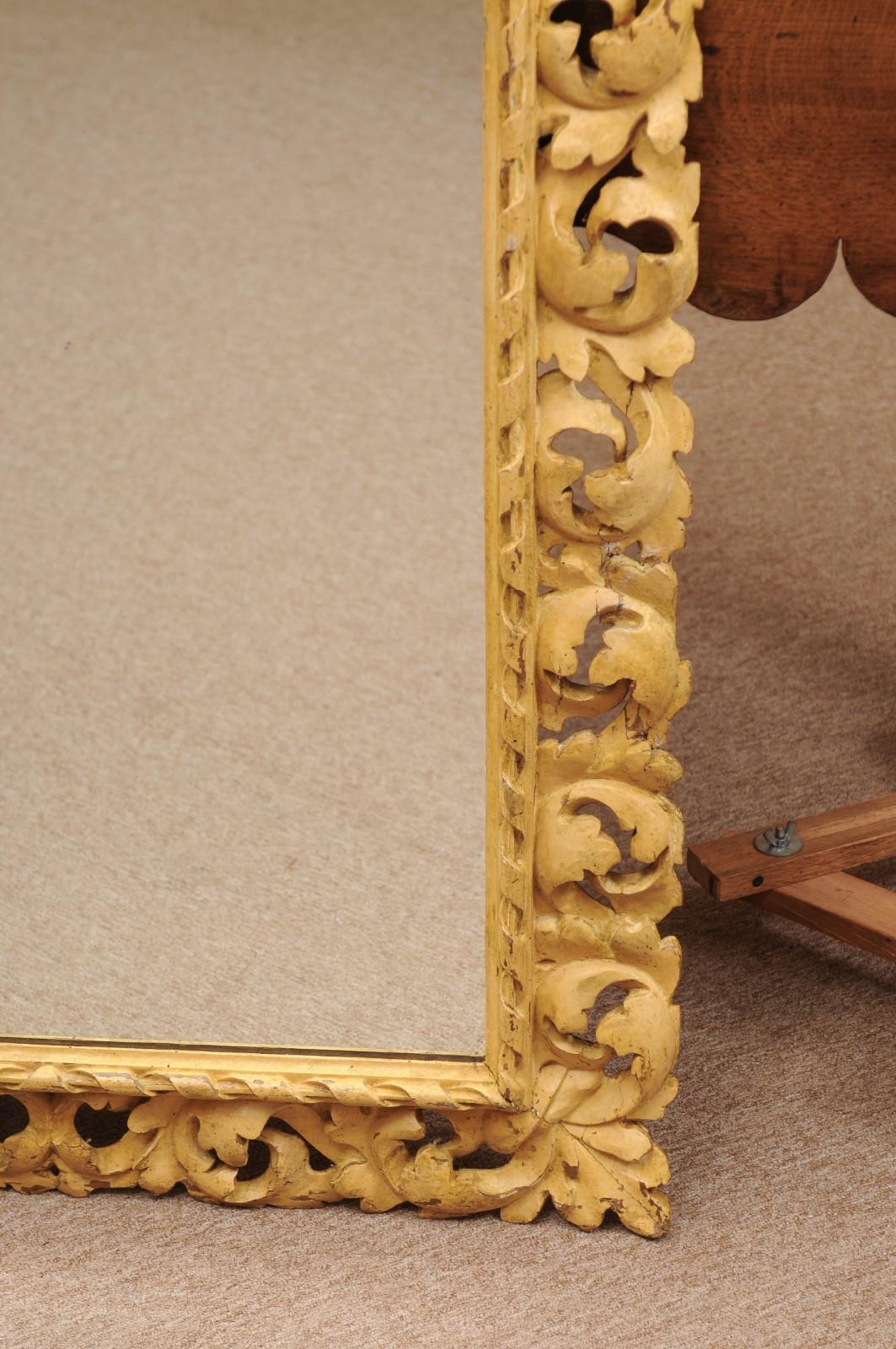 Miroir italien sculpté du 18ème siècle avec motif de feuillage en vente 4