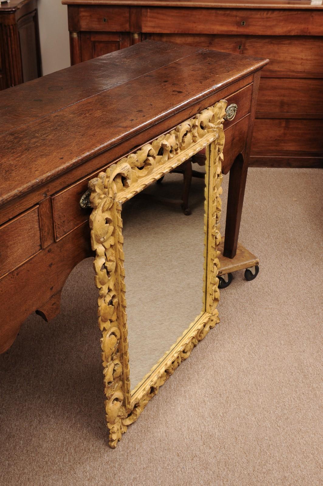 Miroir italien sculpté du 18ème siècle avec motif de feuillage en vente 5