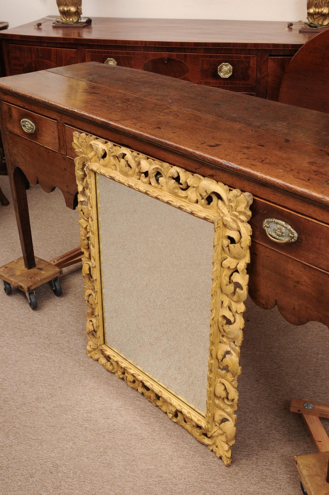Miroir italien sculpté du 18ème siècle avec motif de feuillage en vente 6