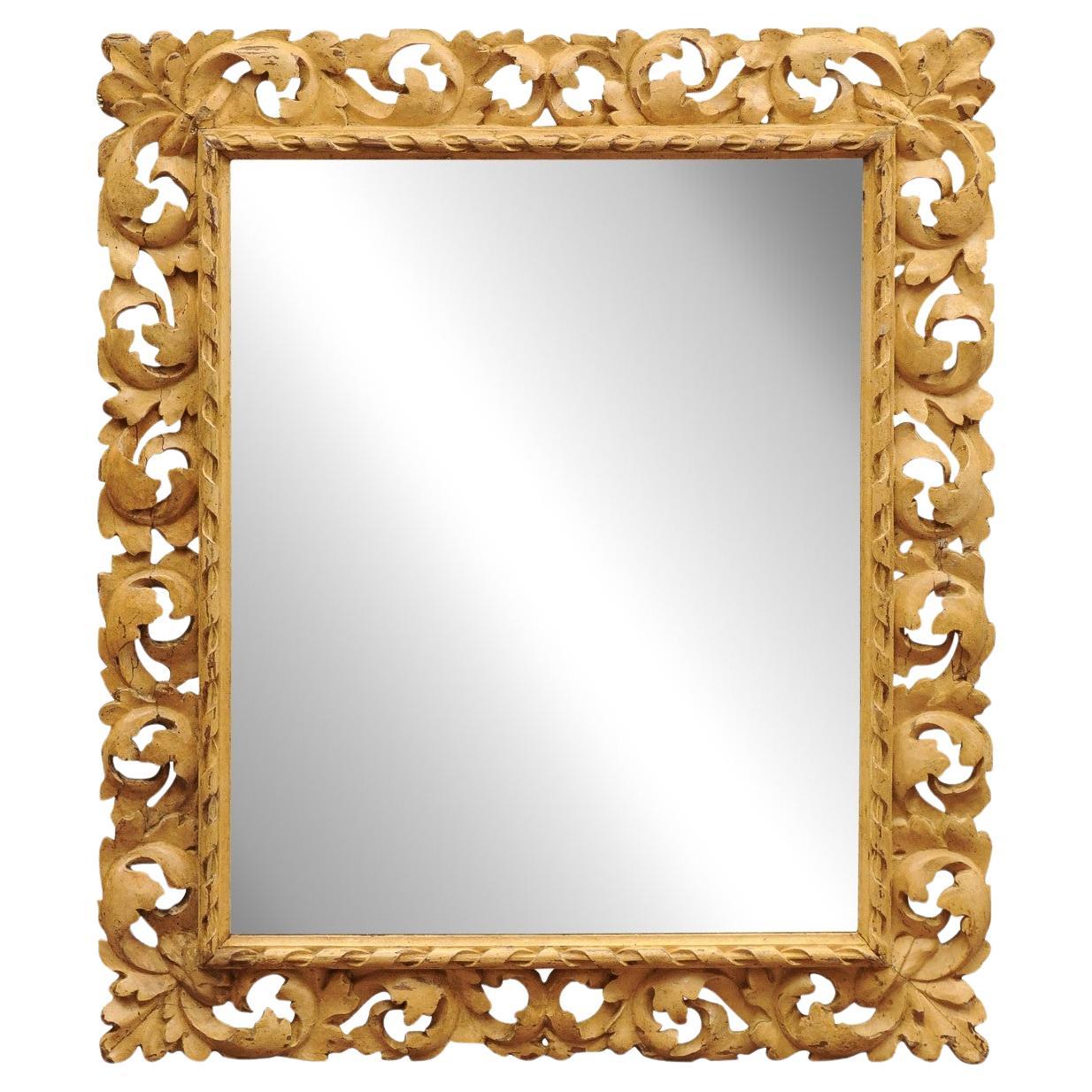 Miroir italien sculpté du 18ème siècle avec motif de feuillage en vente