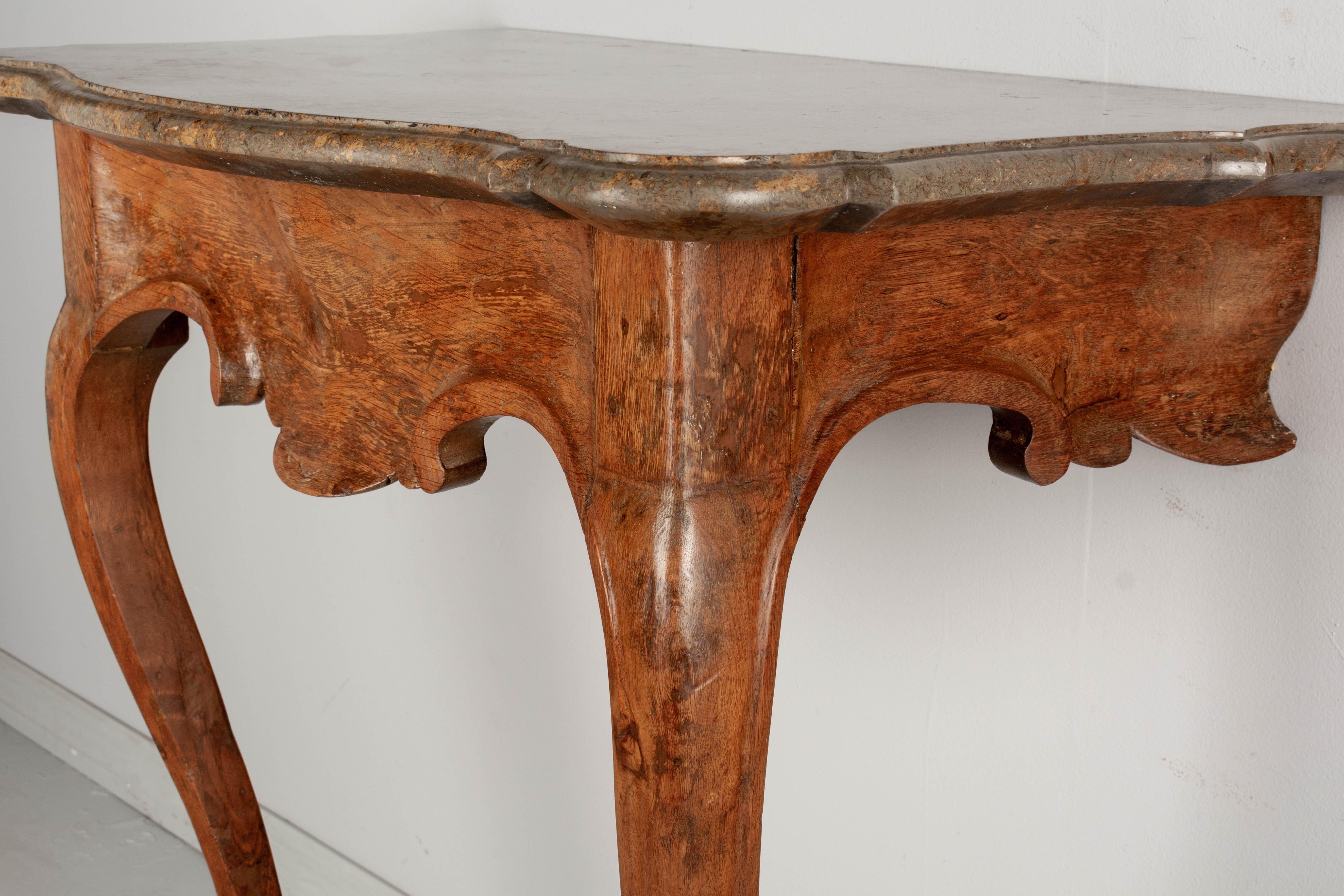 Sculpté à la main Console italienne du 18ème siècle en chêne sculpté avec plateau en marbre en vente