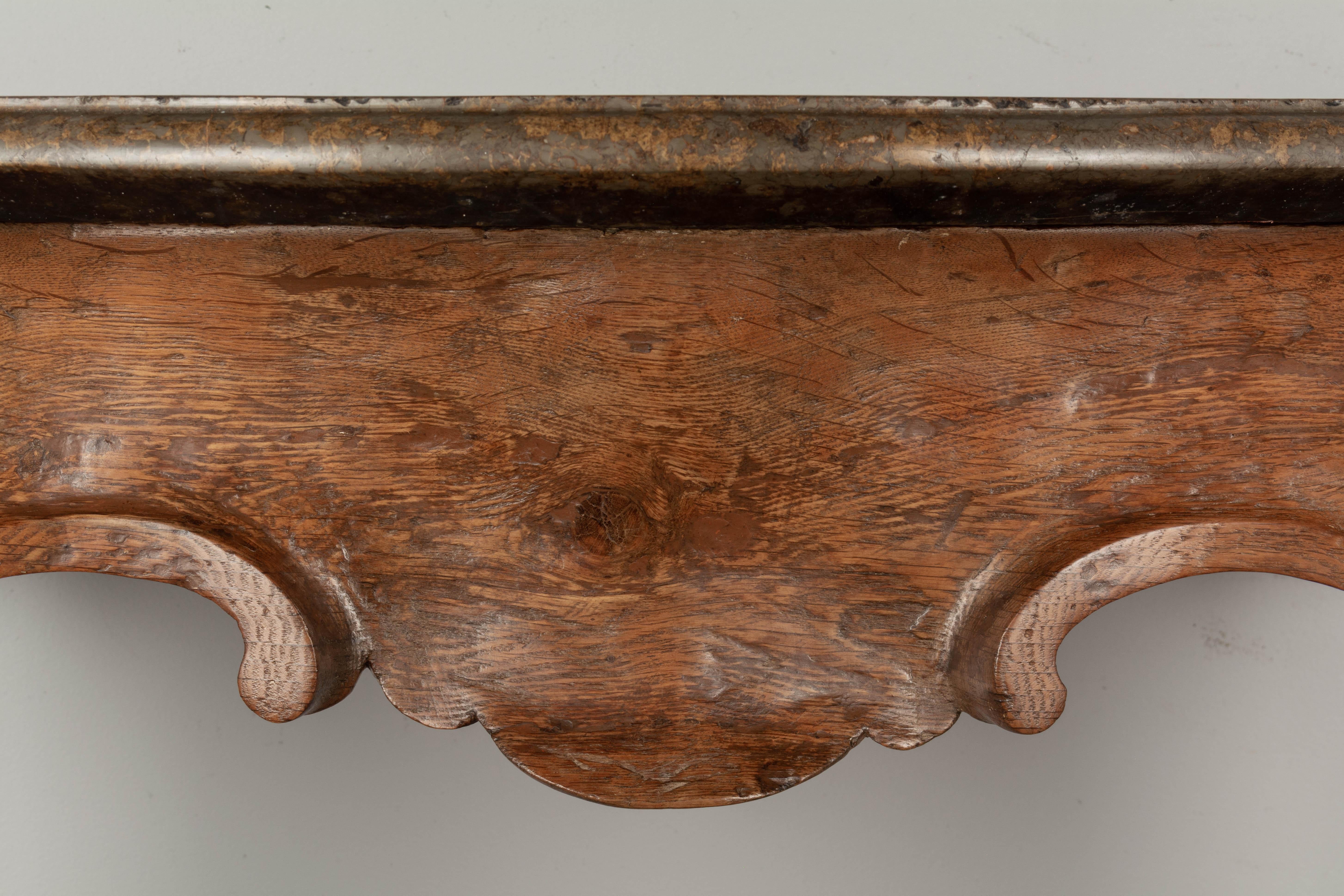 Console italienne du 18ème siècle en chêne sculpté avec plateau en marbre en vente 2