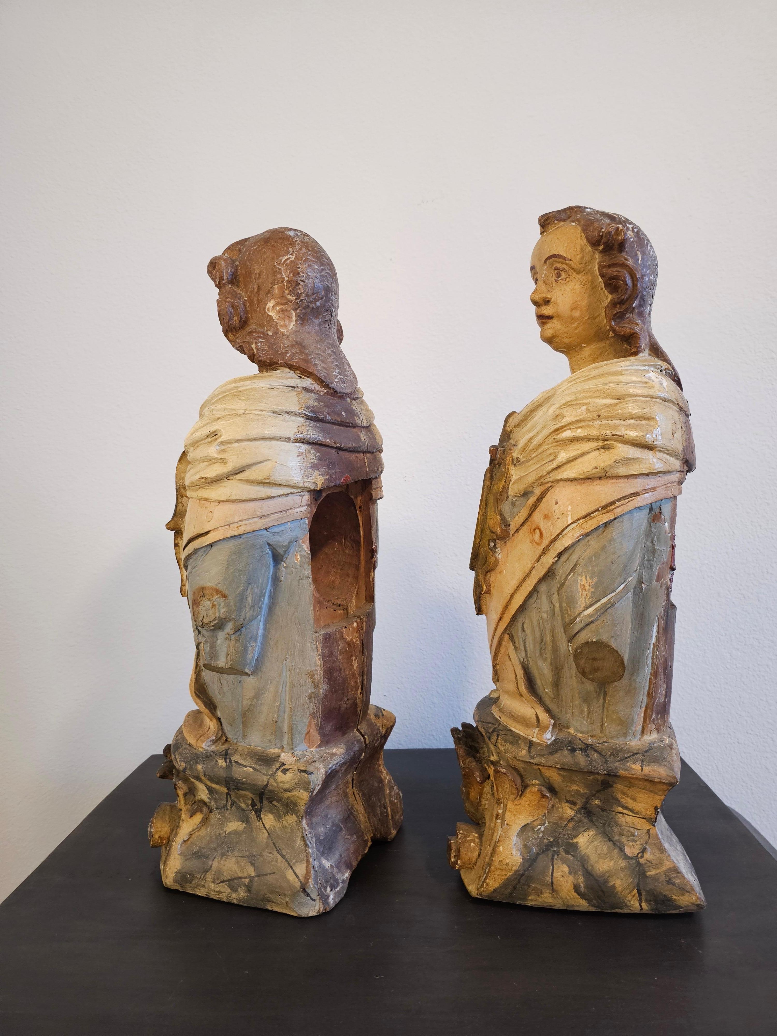 Pareja de bustos de relicario de madera tallada y pintada italiana del siglo XVIII en venta 3