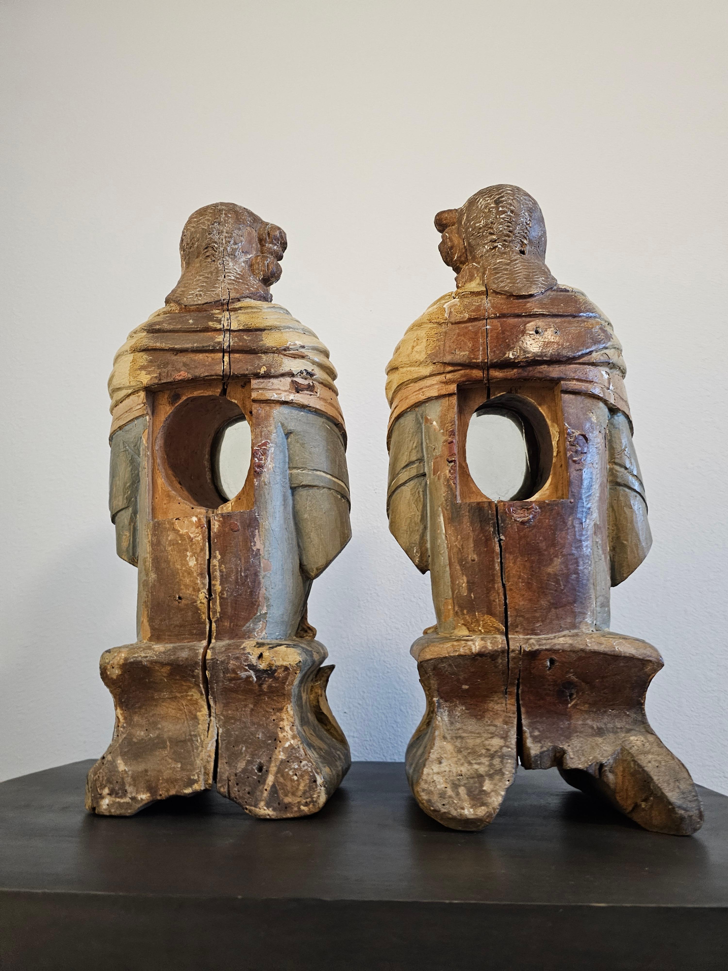 Pareja de bustos de relicario de madera tallada y pintada italiana del siglo XVIII en venta 6