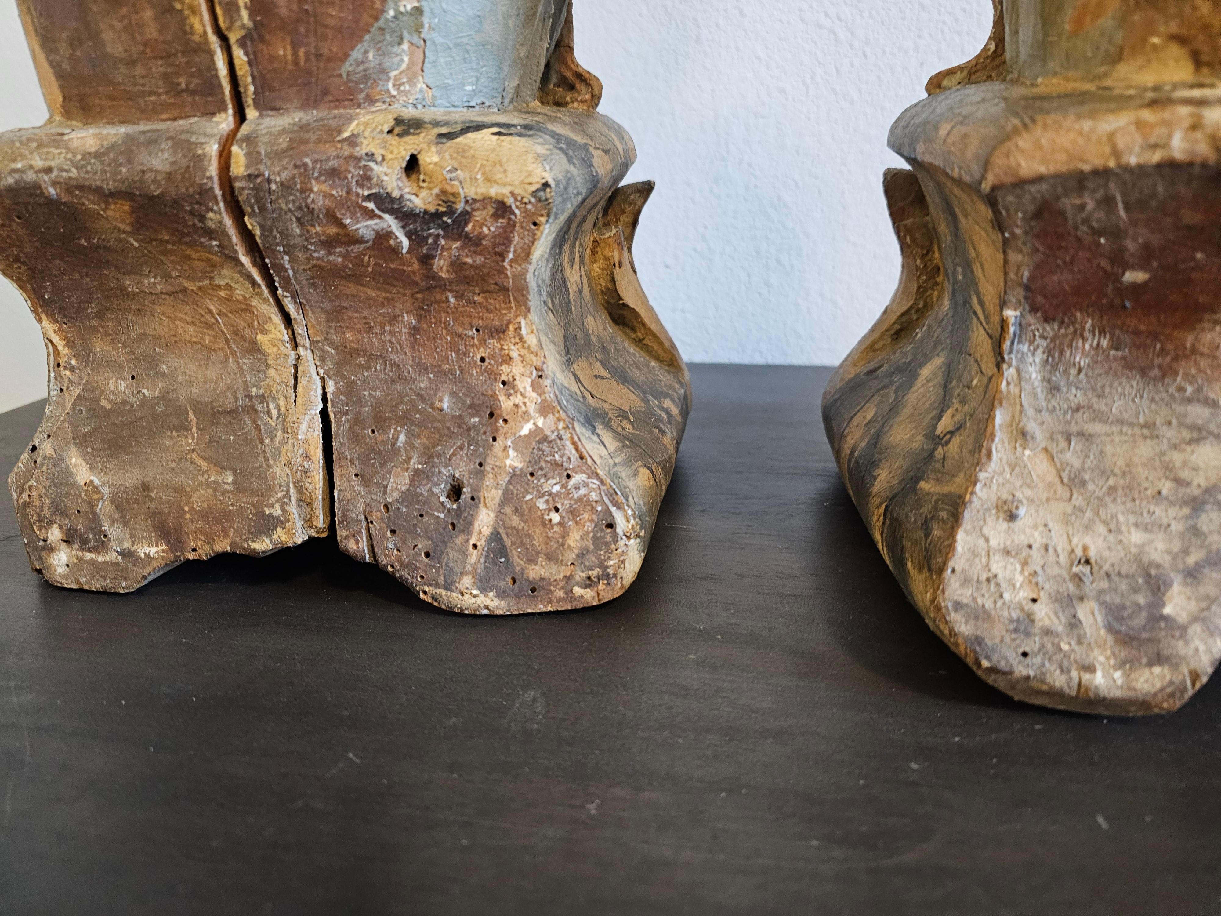 Pareja de bustos de relicario de madera tallada y pintada italiana del siglo XVIII en venta 8