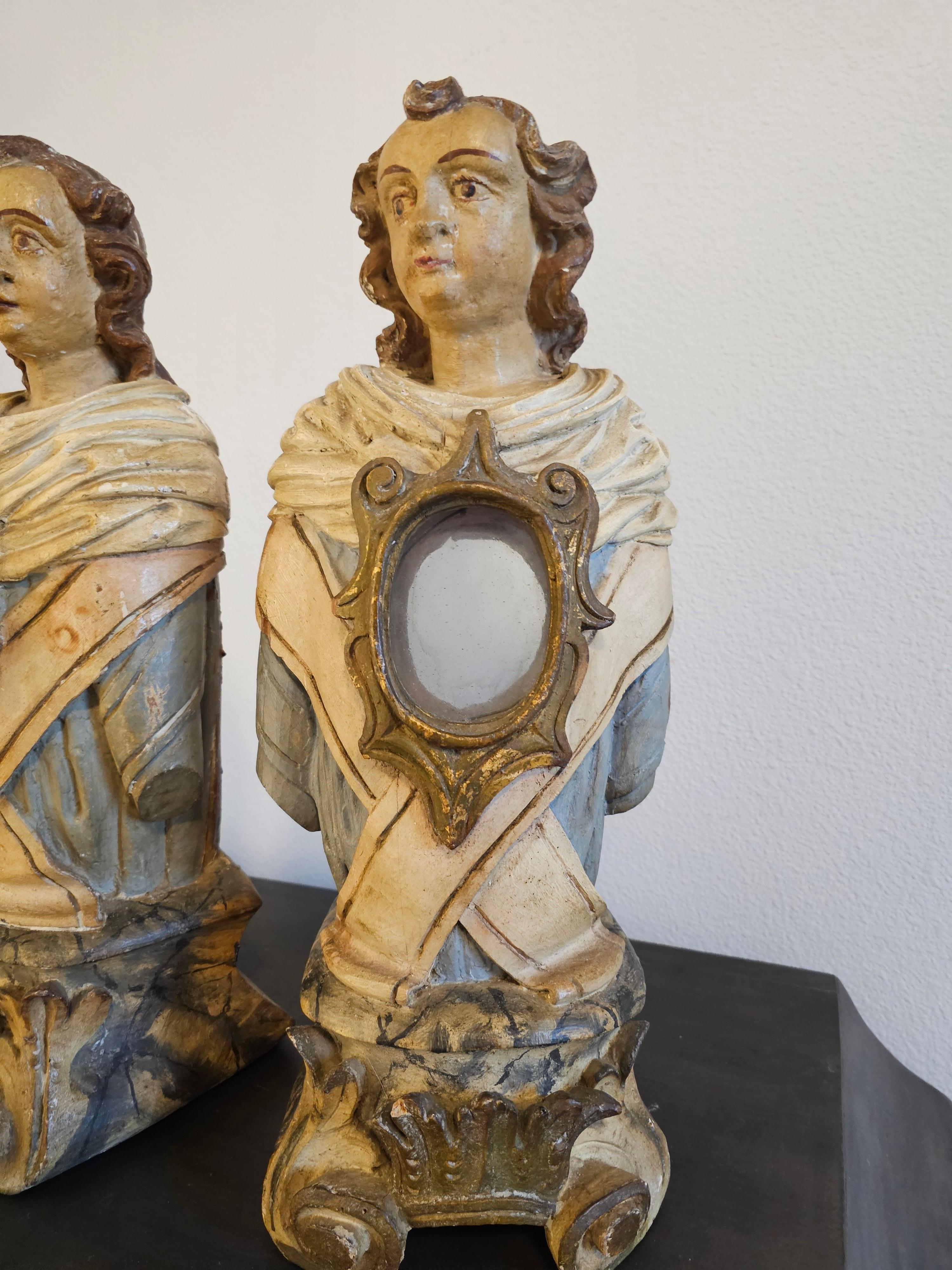 Pareja de bustos de relicario de madera tallada y pintada italiana del siglo XVIII en venta 1