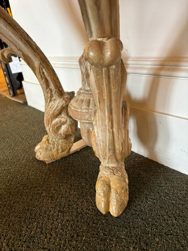 Tavolo da console con testa di ariete intagliata del XVIII secolo con piano in scagliola in vendita 2