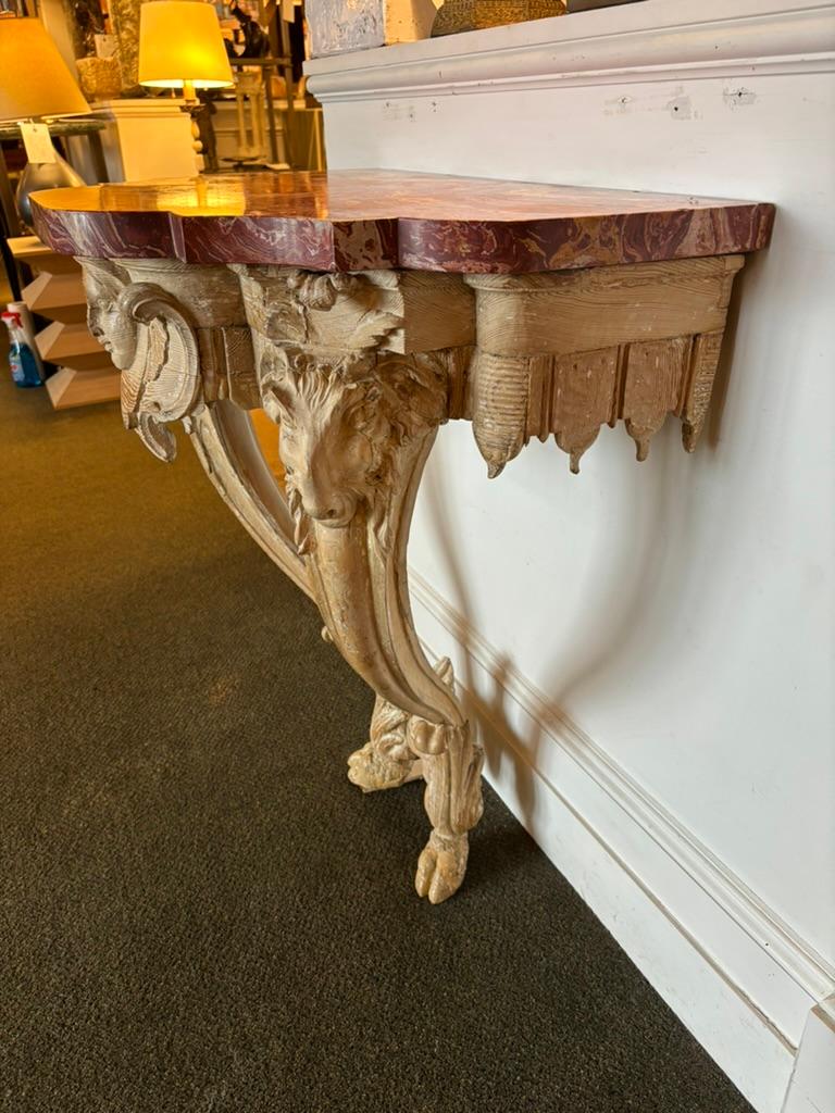 Tavolo da console con testa di ariete intagliata del XVIII secolo con piano in scagliola in vendita 3