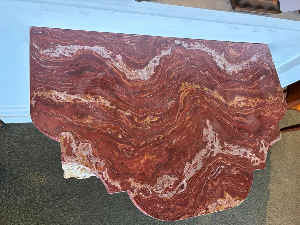 Tavolo da console con testa di ariete intagliata del XVIII secolo con piano in scagliola in vendita 4