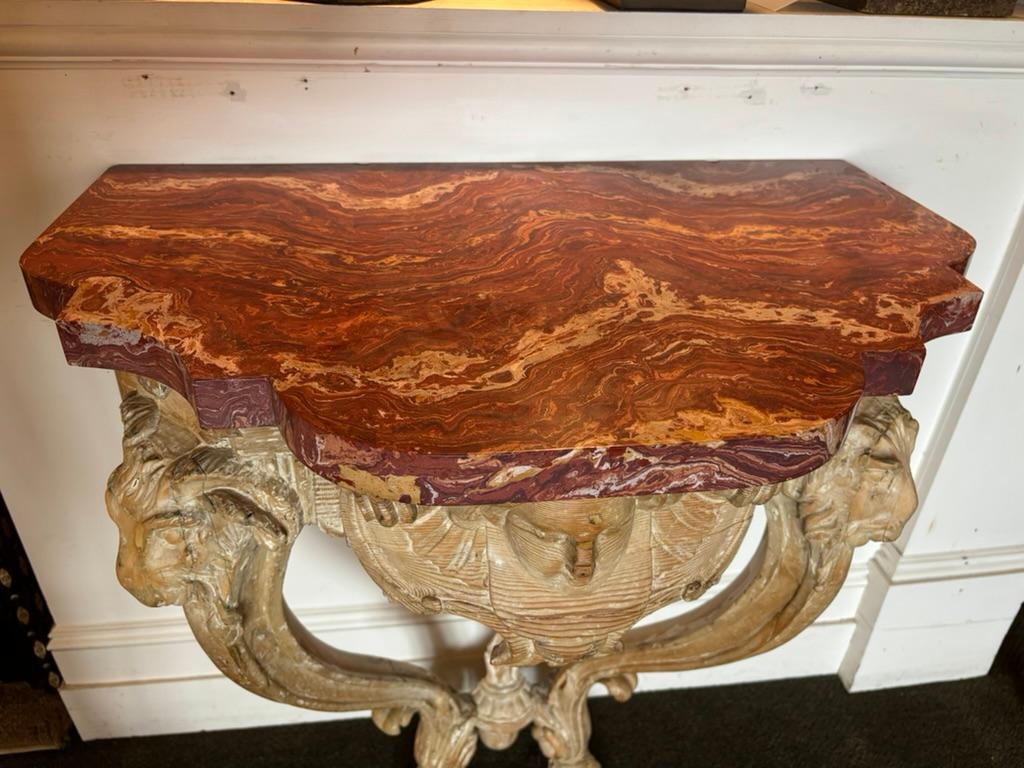 Tavolo da console con testa di ariete intagliata del XVIII secolo con piano in scagliola in vendita 5