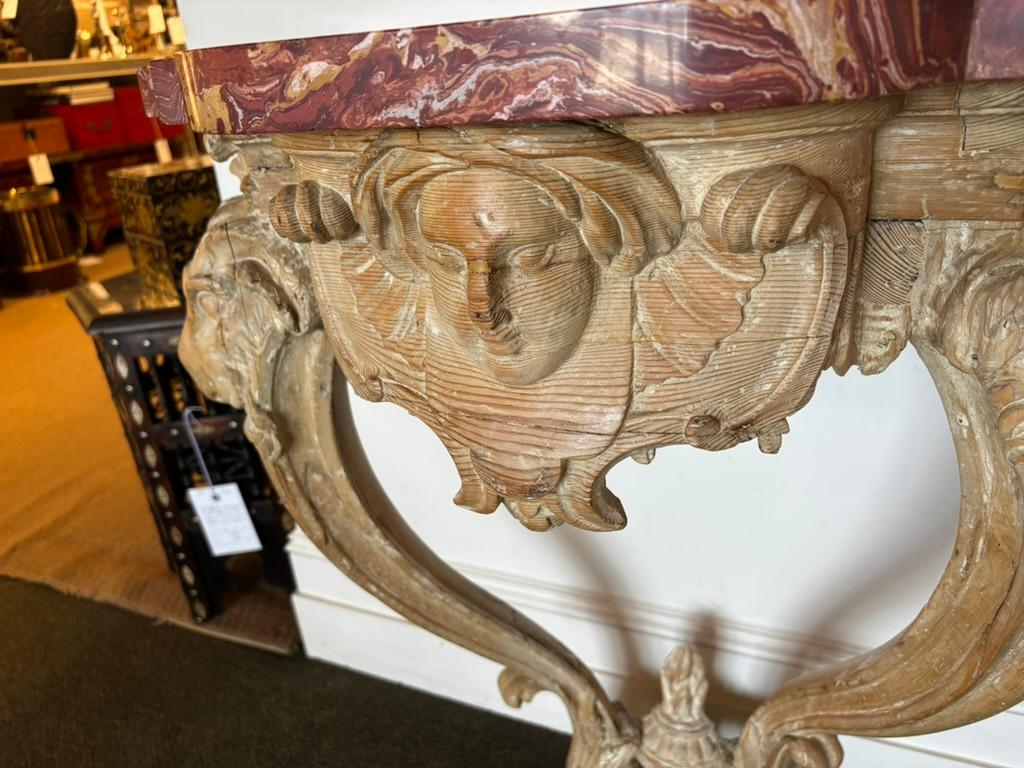 Tavolo da console con testa di ariete intagliata del XVIII secolo con piano in scagliola in vendita 6