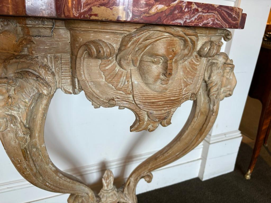 Tavolo da console con testa di ariete intagliata del XVIII secolo con piano in scagliola in vendita 7