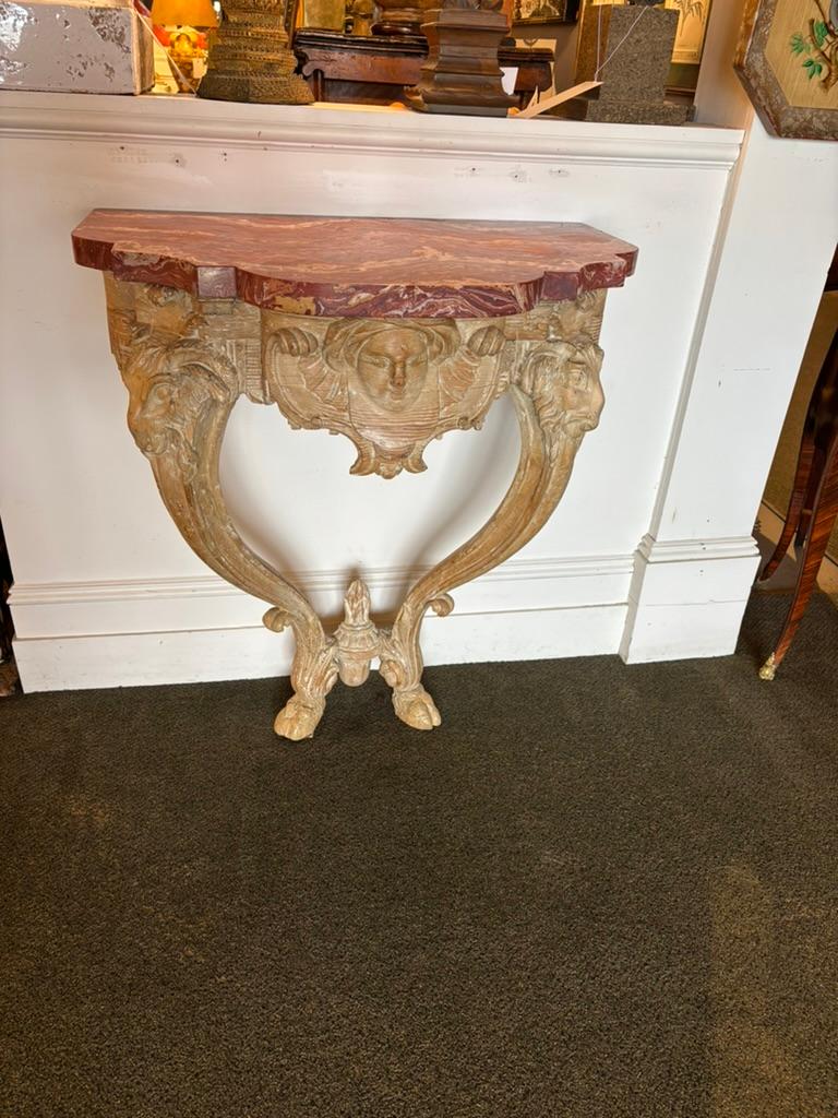 Tavolo da console con testa di ariete intagliata del XVIII secolo con piano in scagliola in vendita 8