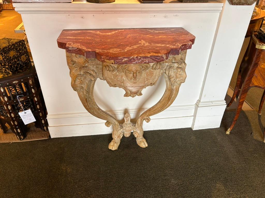 Tavolo da console con testa di ariete intagliata del XVIII secolo con piano in scagliola in vendita 10