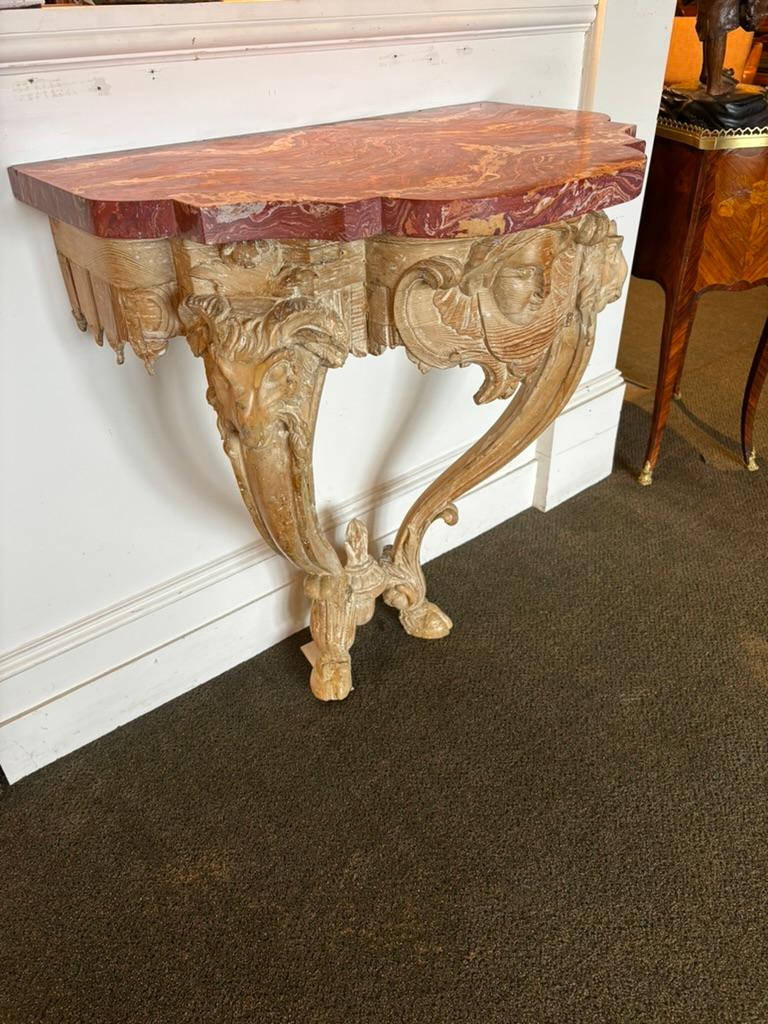 Rococò Tavolo da console con testa di ariete intagliata del XVIII secolo con piano in scagliola in vendita