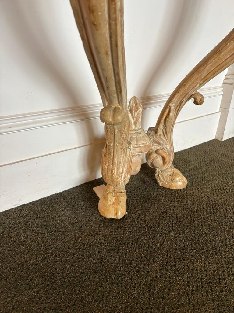 Tavolo da console con testa di ariete intagliata del XVIII secolo con piano in scagliola In condizioni buone in vendita a Stamford, CT