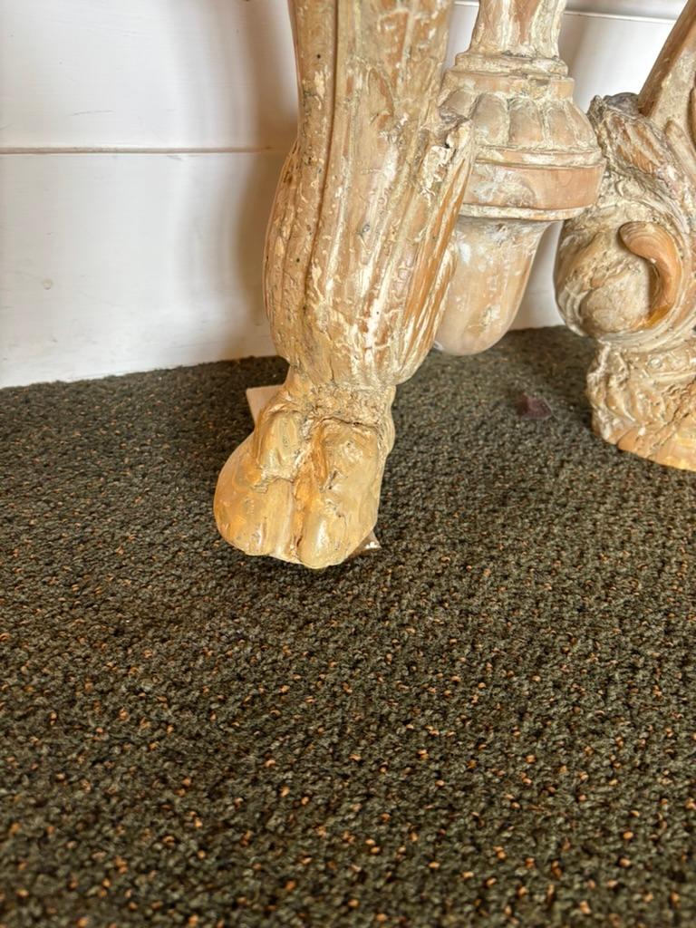 Fino al XVIII secolo Tavolo da console con testa di ariete intagliata del XVIII secolo con piano in scagliola in vendita