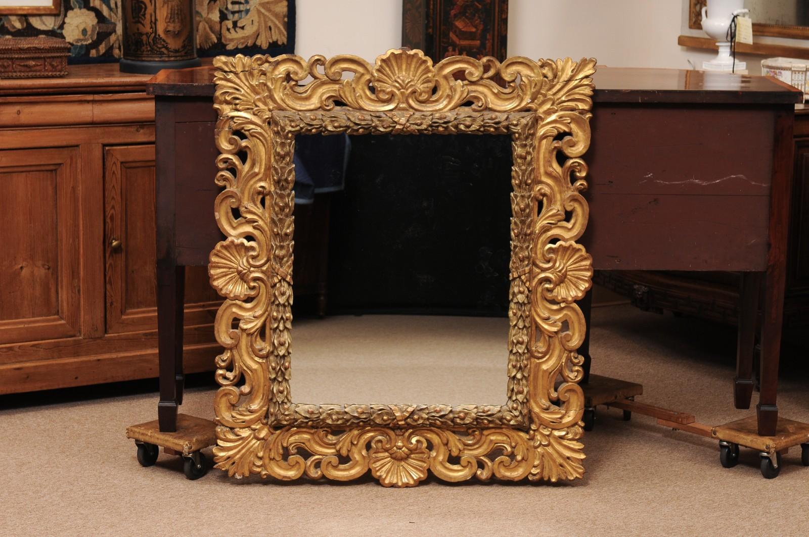 Italiano Specchio rettangolare in legno dorato intagliato del XVIII secolo con conchiglie, 1760 ca. in vendita