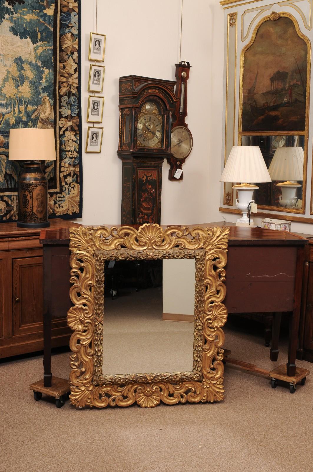 Specchio rettangolare in legno dorato intagliato del XVIII secolo con conchiglie, 1760 ca. In condizioni discrete in vendita a Atlanta, GA