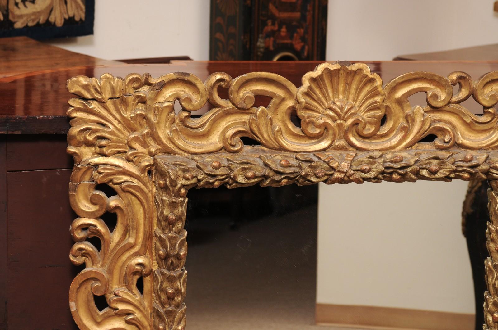 Fino al XVIII secolo Specchio rettangolare in legno dorato intagliato del XVIII secolo con conchiglie, 1760 ca. in vendita